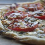 Pizza sa sirom i paradajzom